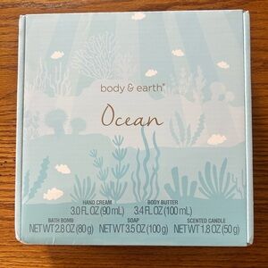 Body And Earth Ocean Spa Kit New In Box Lotions, Candle, Soaps, Bath Bomb
